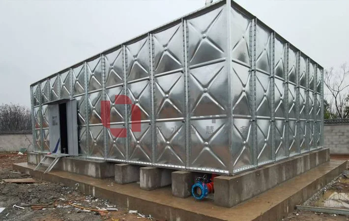 Water tank with pump